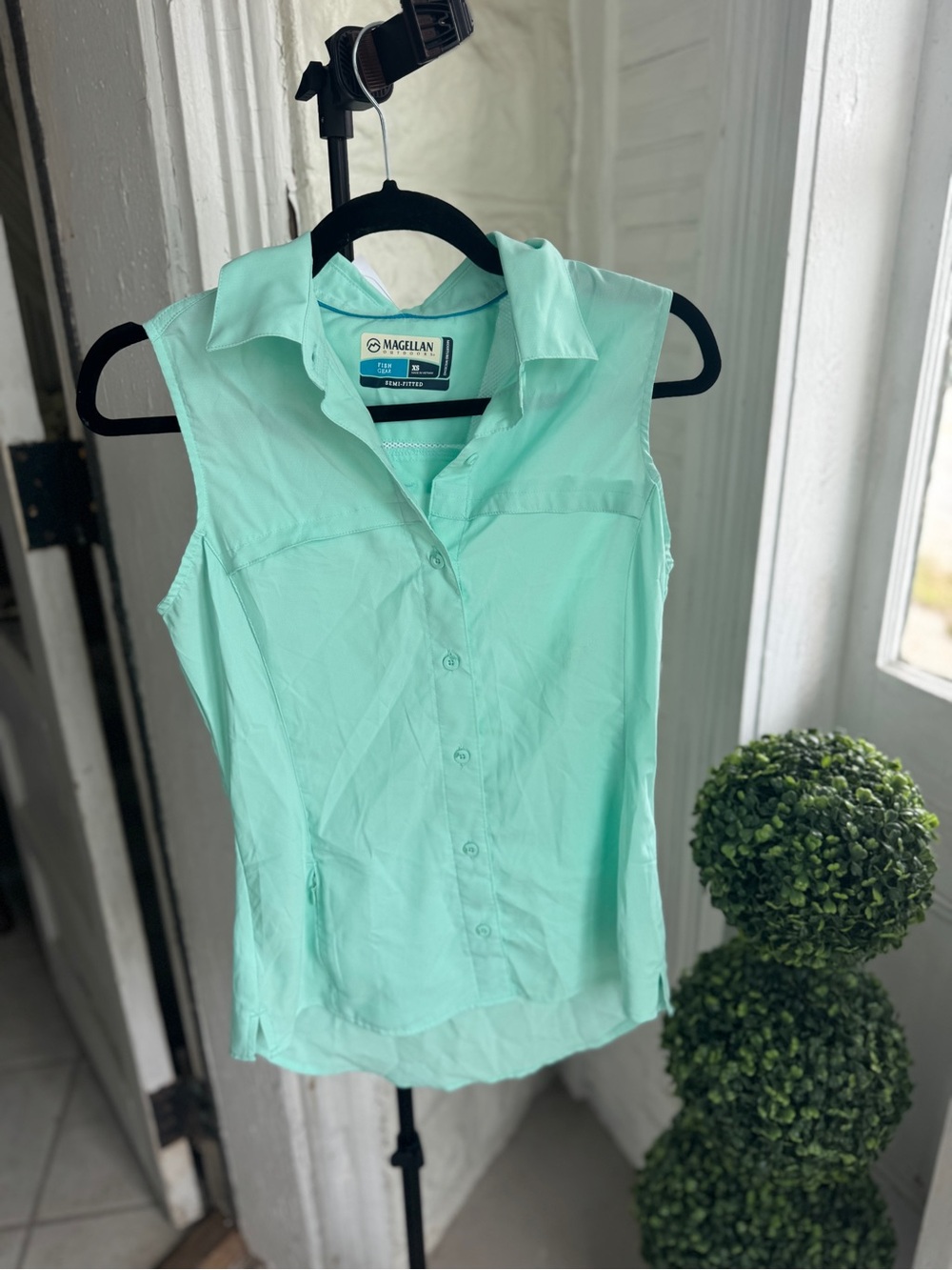 Magellan Outdoors Mint Green Sleeveless Button-Up Top